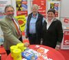 Kreisrat Arno Wolf und stv. Landrätin Christel Engelhard sammeln Unterschriften am SPD-Messestand