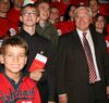 Wenn das keine Ehre ist: Außenminister Frank-Walter Steinmeier übergibt Florian Riemer aus Furth das SPD-Parteibuch.
